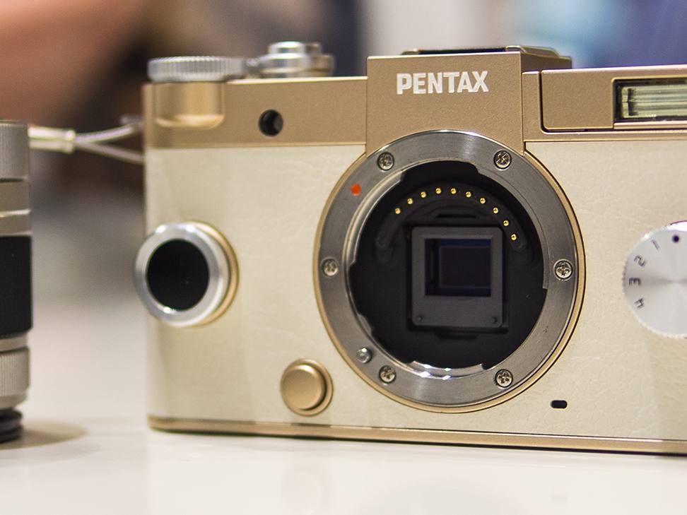 PENTAX  QS-1ゴールド Ricoh Pentax Q-S1 12.4 MP Digital Camera Body Set Gold White