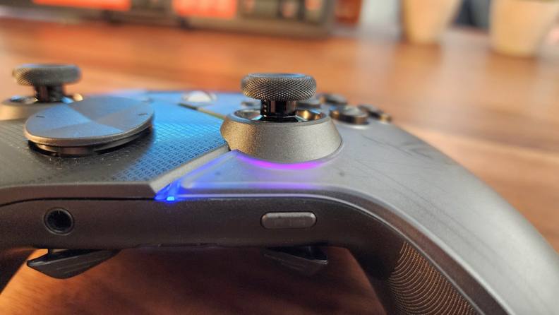 Close up view of the two of the joysticks on the Asus Rakiri Pro controller.